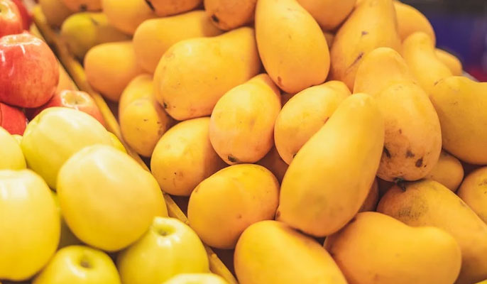 Enjoy Rusty's Markets mangoes with Cairns cbd to airport transfer service